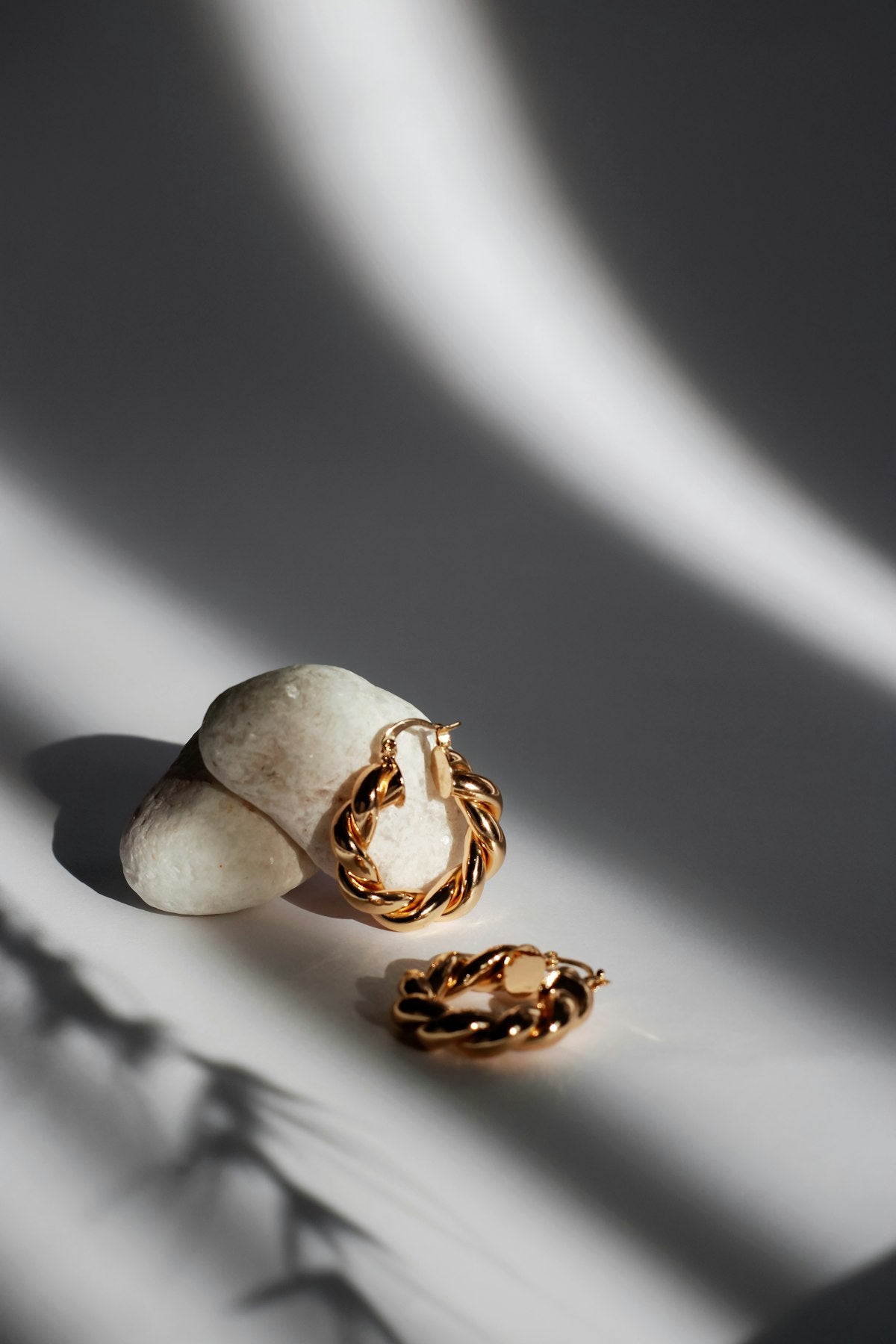 How to choose earrings that suit both loose and tied-back hair